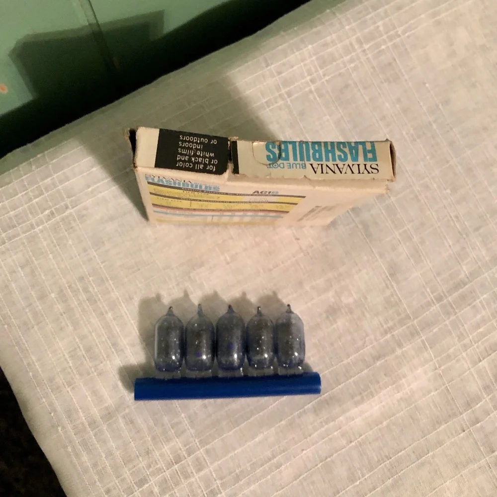 Vintage New Sylvania AG1B Blue Dot Flashbulbs 5 Bulbs In Original Box
